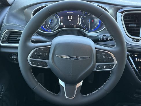 New 2026 Chrysler Pacifica Select image 20