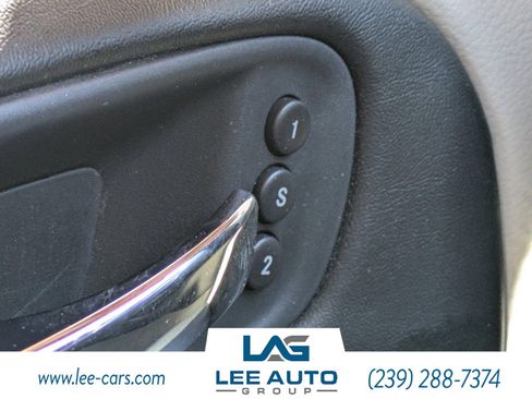 Used 2011 Chrysler Town & Country Limited image 22