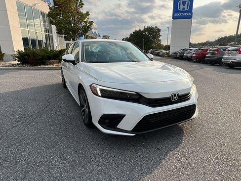 Used 2022 Honda Civic Touring image 2