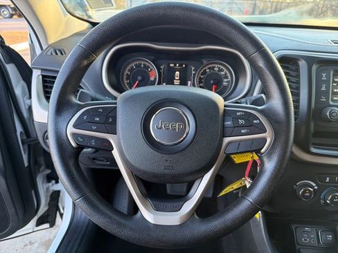 Used 2016 Jeep Cherokee Sport image 14