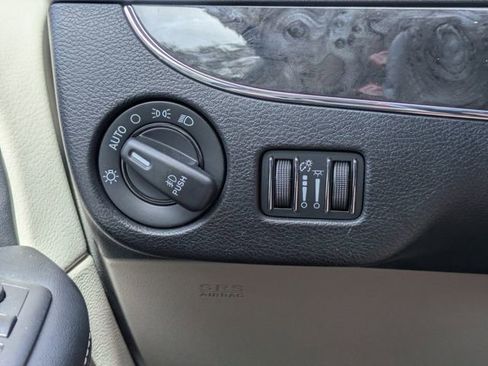 Used 2016 Chrysler Town & Country Touring-L FWD image 31