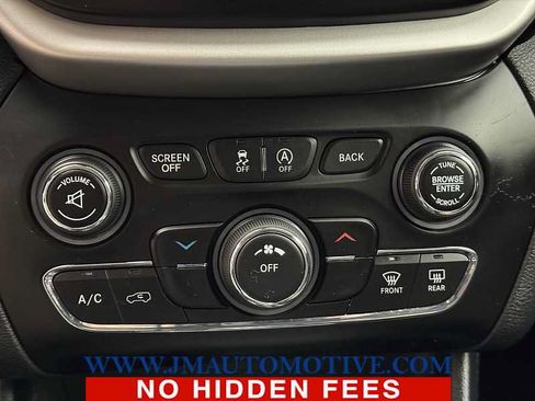 Used 2018 Jeep Cherokee Latitude Plus AWD/4WD image 24