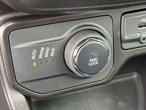 Used 2023 Jeep Renegade Latitude w/ Sun/Sound Group AWD/4WD image 37