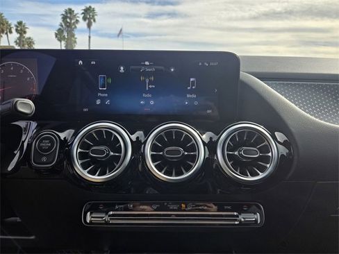 Used 2025 Mercedes-Benz GLA 250 4MATIC image 21