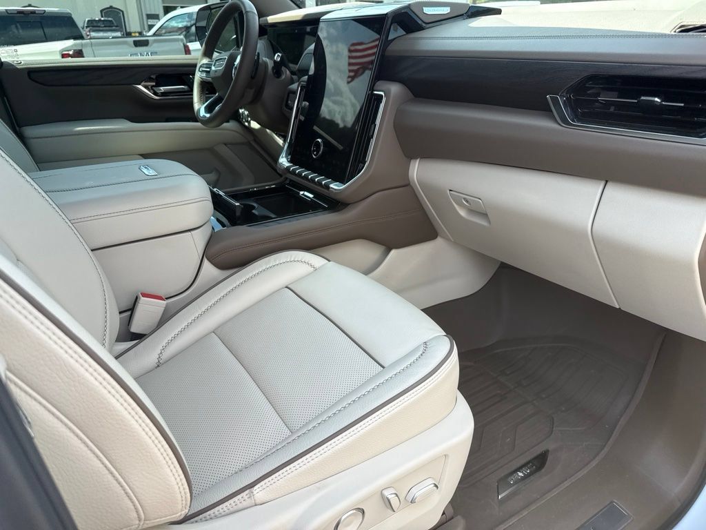 Used 2026 GMC Yukon XL Denali w/ Sun & Power Step Package RWD image 10