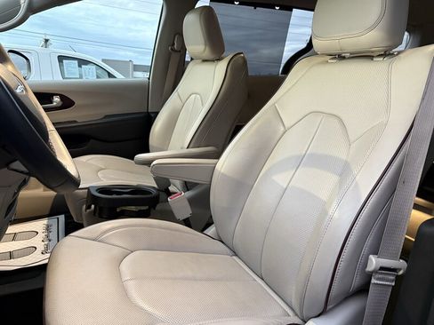 Used 2017 Chrysler Pacifica Limited w/ Advanced Safetytec Group image 8