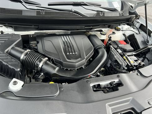 Used 2025 Chevrolet Traverse LT AWD/4WD image 28