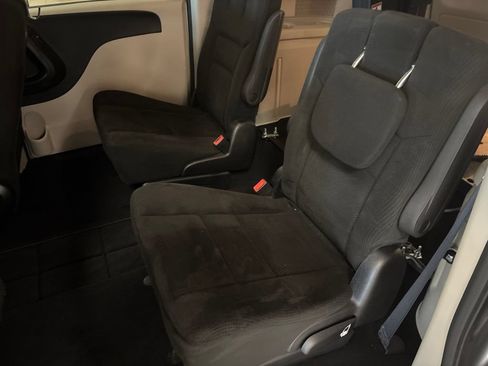 Used 2015 Dodge Grand Caravan SXT w/ UConnect Hands-Free Group FWD image 22