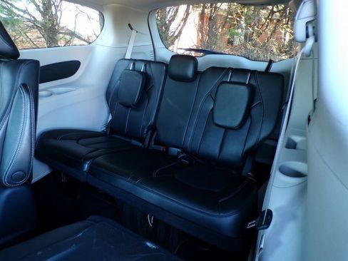 Used 2023 Chrysler Pacifica Touring-L image 9