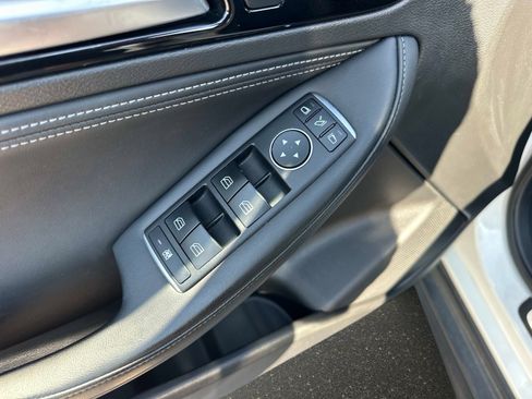 Used 2017 INFINITI QX30 Premium w/ Navigation Package image 15