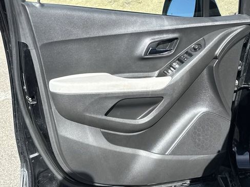 Used 2020 Chevrolet Trax LT w/ LT Convenience Package image 23