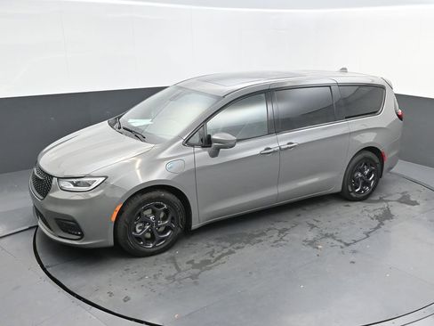 Used 2022 Chrysler Pacifica Limited w/ Uconnect Theater Family Group image 23