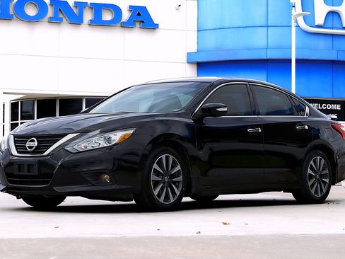 Used 2017 Nissan Altima 2.5 SL w/ Moonroof Package image 1
