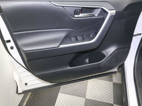 Used 2025 Toyota RAV4 XLE AWD/4WD image 39