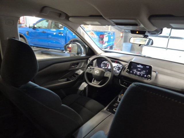 Used 2025 Nissan Rogue S AWD/4WD image 26
