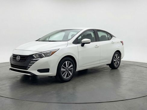 Used 2025 Nissan Versa SV image 3