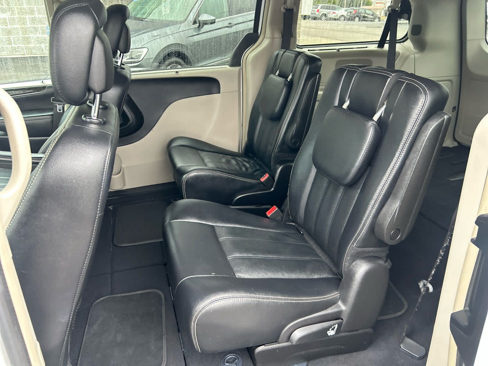 Used 2015 Chrysler Town & Country Touring w/ Driver Convenience Group FWD image 21