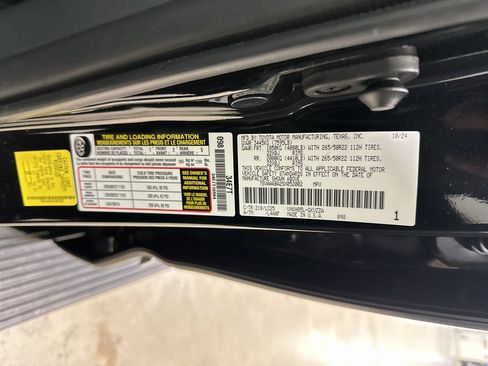 Used 2025 Toyota Sequoia Capstone AWD/4WD image 36
