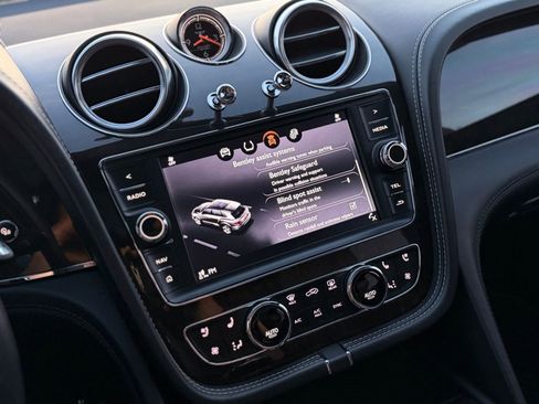Used 2019 Bentley Bentayga AWD/4WD image 48