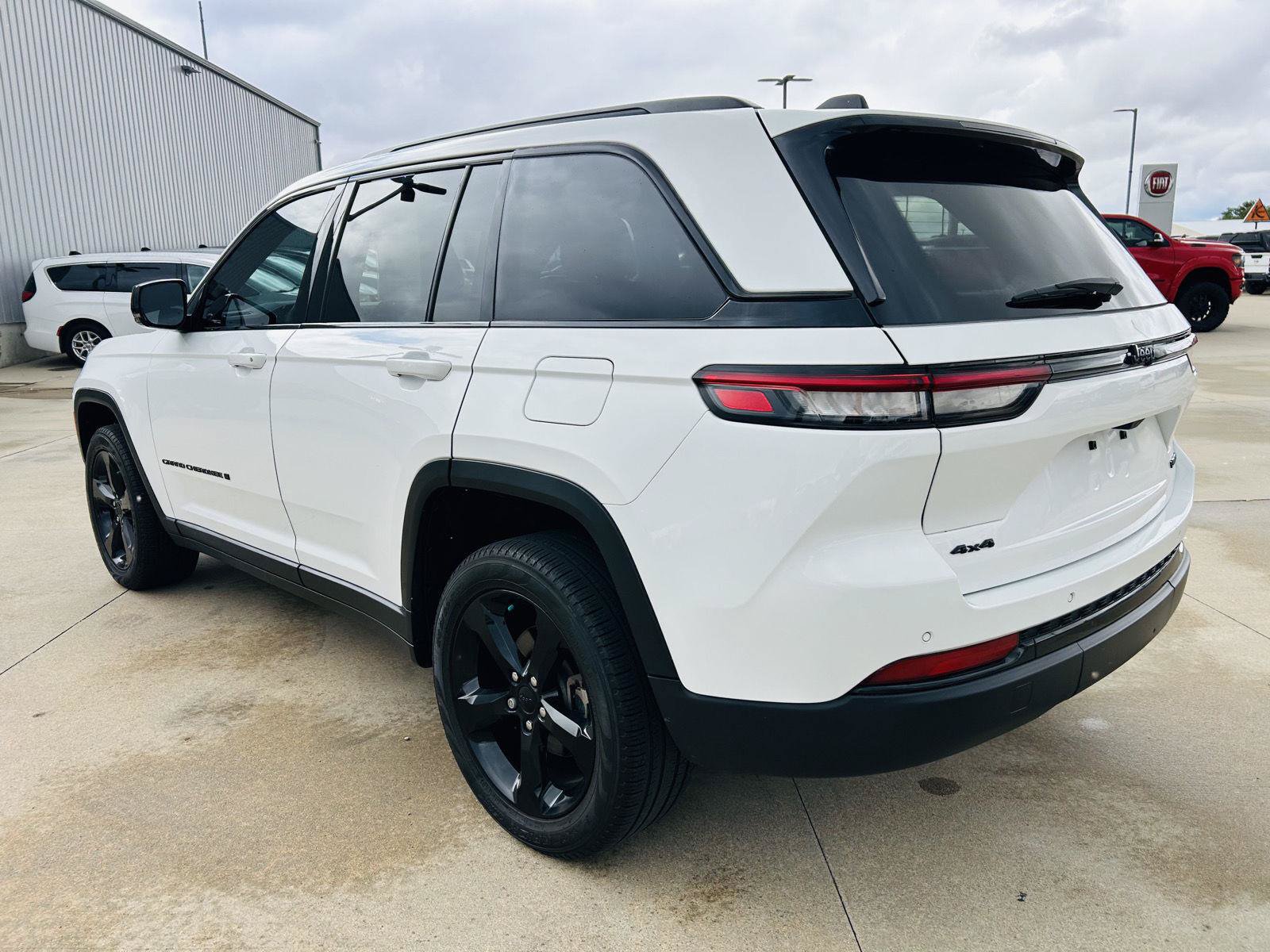 Used 2023 Jeep Grand Cherokee Limited w/ Black Appearance Package AWD/4WD image 39