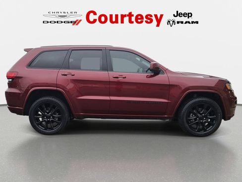 Used 2022 Jeep Grand Cherokee Laredo X AWD/4WD image 3
