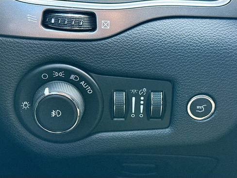 Used 2019 Jeep Cherokee Latitude Plus w/ Comfort/Convenience Group image 32