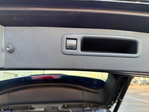 Used 2022 Toyota Highlander XLE AWD/4WD image 44