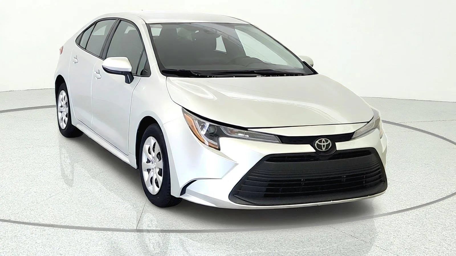Used 2025 Toyota Corolla LE FWD image 2