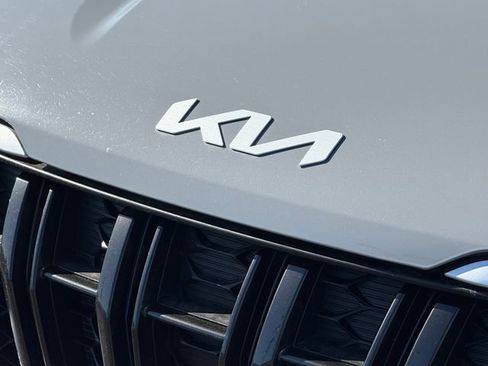Used 2024 Kia Carnival EX FWD image 25