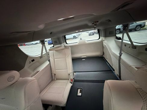 Used 2024 Cadillac Escalade ESV Premium Luxury Platinum w/ Heavy-Duty Trailer Package AWD/4WD image 8