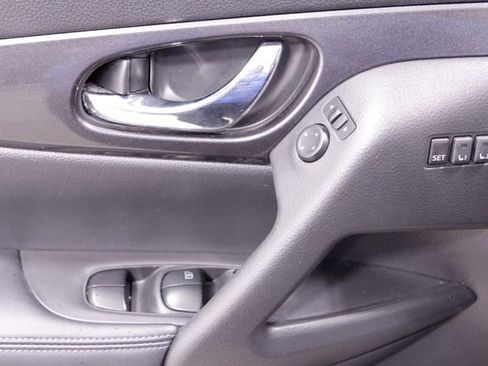 Used 2018 Nissan Rogue SV w/ Premium Package image 22