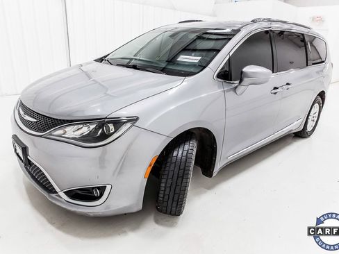 Used 2020 Chrysler Pacifica Touring-L image 3