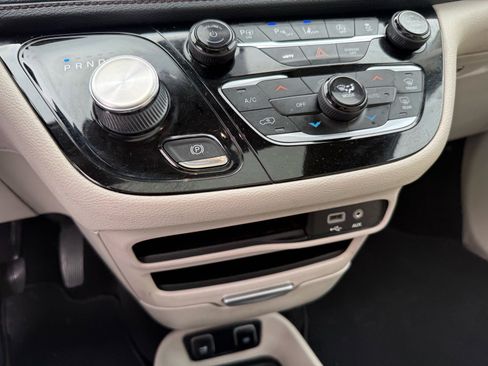 Used 2020 Chrysler Pacifica Limited w/ Advanced Safetytec Group image 25