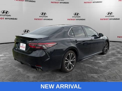 Used 2018 Toyota Camry SE FWD image 3