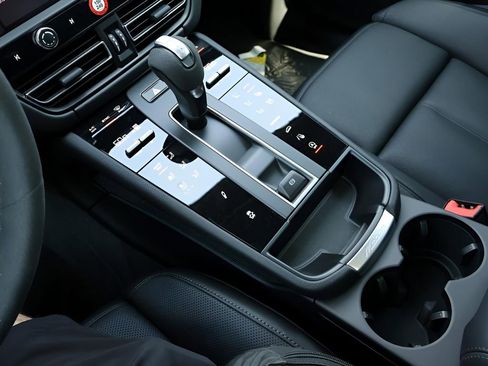 Certified 2025 Porsche Macan AWD/4WD image 24