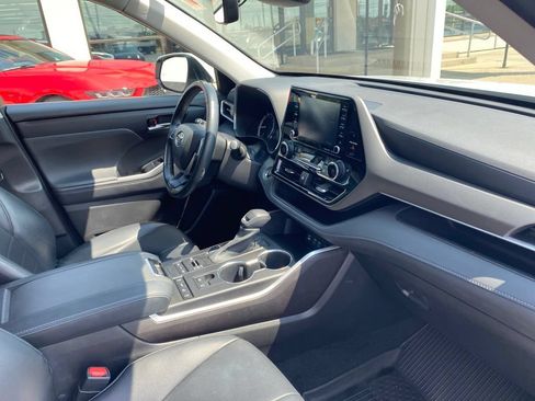 Used 2022 Toyota Highlander XLE AWD/4WD image 25