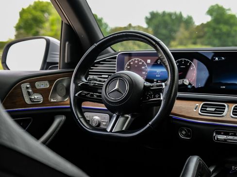 Used 2025 Mercedes-Benz GLS 580 4MATIC image 41