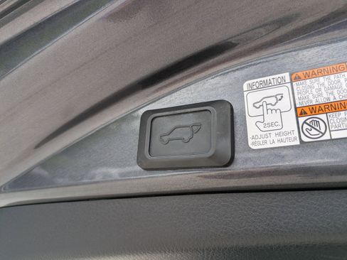 Used 2018 Toyota RAV4 Limited FWD image 10