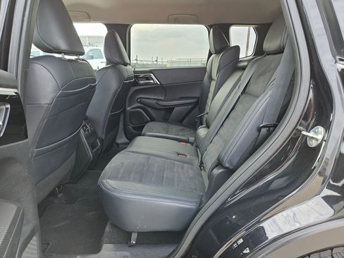 Used 2024 Mitsubishi Outlander SE image 14