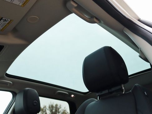 Used 2025 Land Rover Discovery Sport S image 13