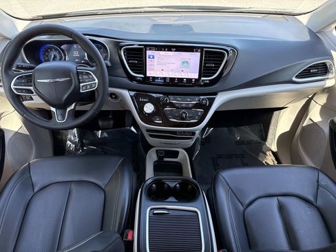 Used 2023 Chrysler Pacifica Touring-L FWD image 21