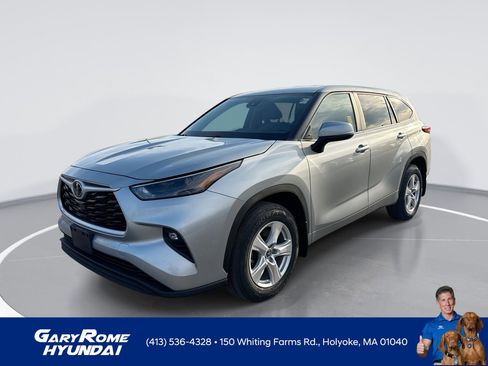 Used 2023 Toyota Highlander LE image 1