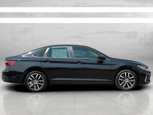 Used 2025 Volkswagen Jetta SE FWD image 4