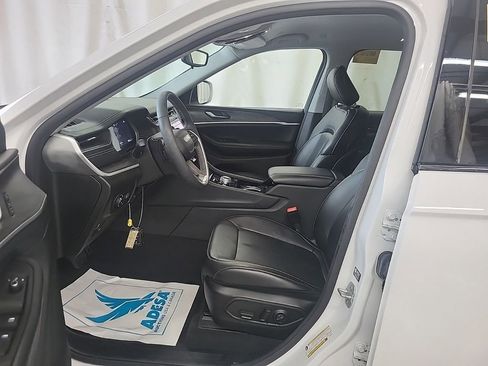 Used 2023 Jeep Grand Cherokee Limited w/ Black Appearance Package image 3