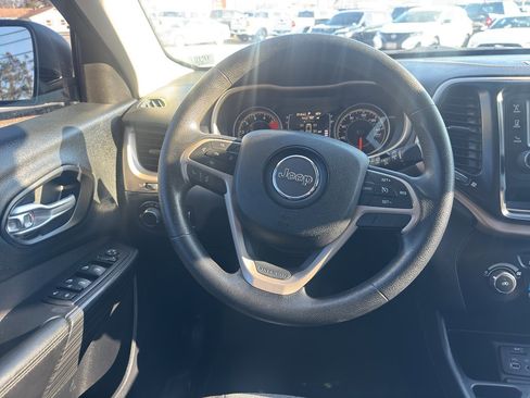 Used 2016 Jeep Cherokee Sport image 13