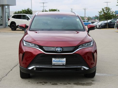 Used 2024 Toyota Venza XLE image 2