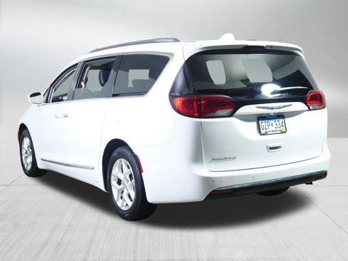 Used 2020 Chrysler Pacifica Touring-L w/ Tire & Wheel Group FWD image 5