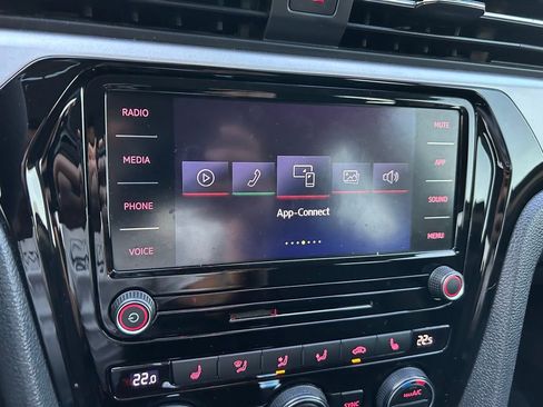 Used 2022 Volkswagen Passat 2.0T SE image 25