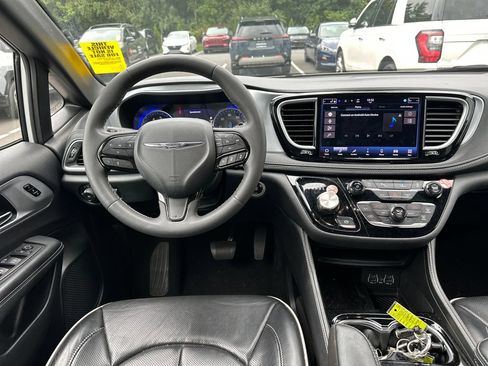 Used 2025 Chrysler Pacifica Limited FWD image 11