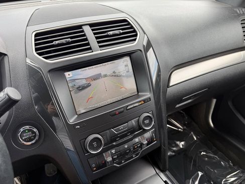Used 2018 Ford Explorer XLT w/ Equipment Group 202A FWD image 23